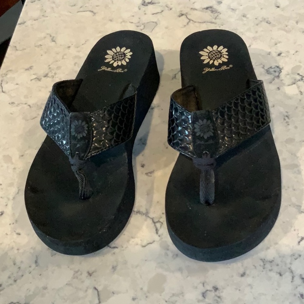 Yellow Box black flip flops, size 9